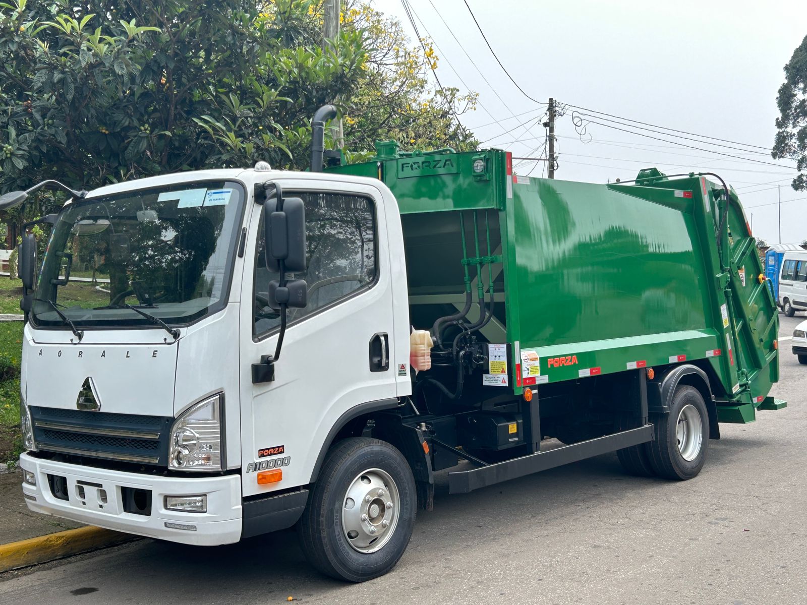 Codeca Codeca recebe 10º caminhão novo para coleta de lixo neste ano, em ...